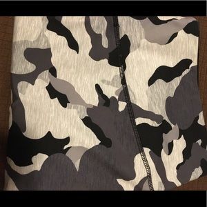 Old Navy Active Go-Dry Camo Print Leggings